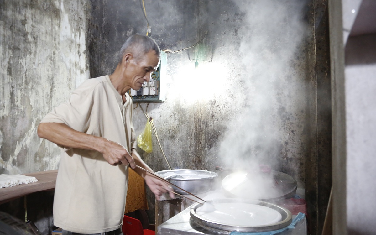 Ông Thắng Lâm bao đời nay vẫn say sưa với nghề làm bánh gật gù đặc sản nổi tiếng ở nơi phố cổ Tiên Yên.