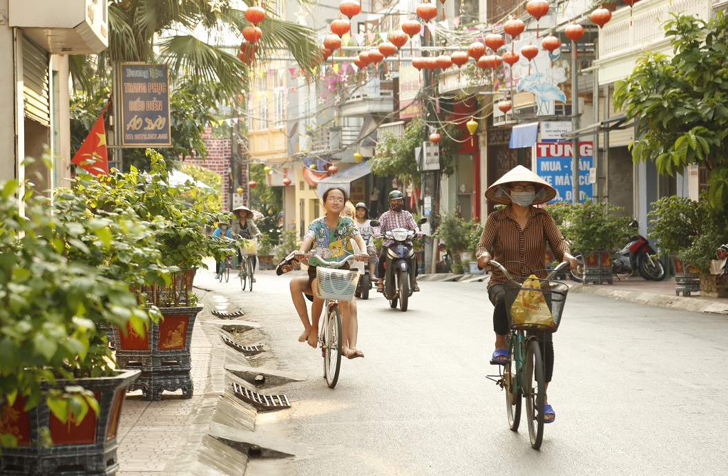 Không ồn ào, náo nhiệt với nhiều xe cộ qua lại như phố cổ ở Hà Nội hay Hội An, phố cổ Tiên Yên bình yên đến lạ.