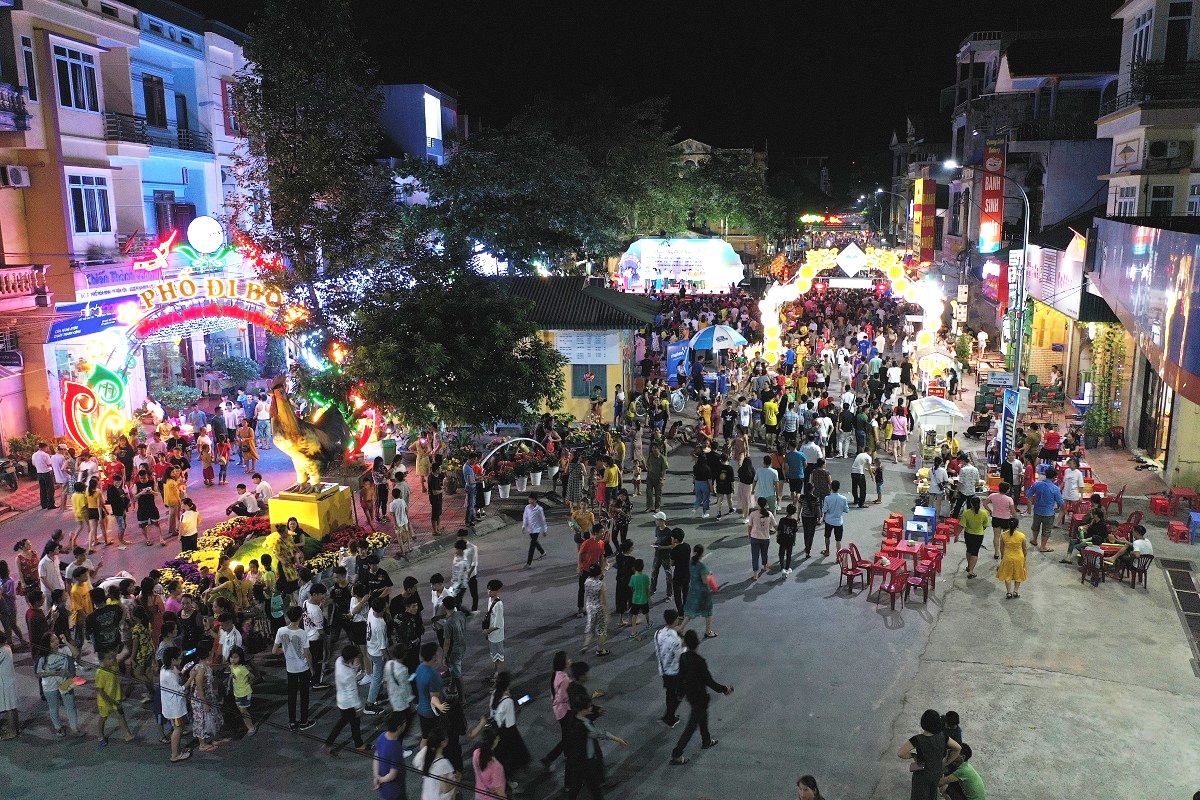 Phố đi bộ Tiên Yên thu hút hàng ngàn người dân và du khách vào mỗi dịp cuối tuần.
