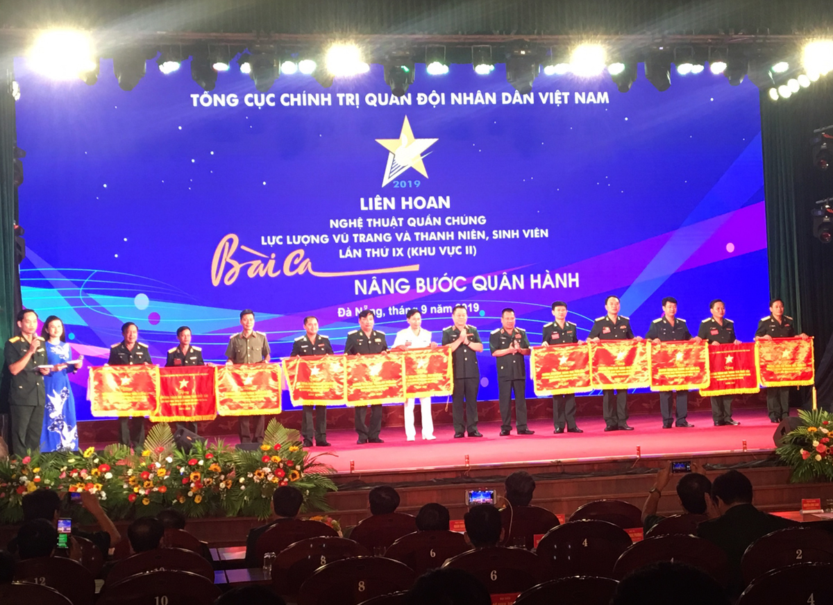 Bộ CHQS tỉnh Quảng Ninh nhận cờ xuất sắc (đứng thứ 4 bên phải ảnh).
