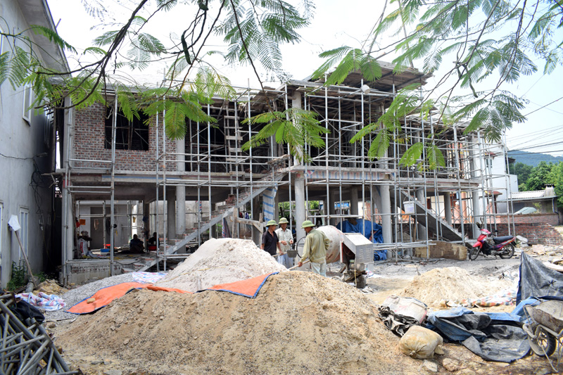 Nhà sinh hoạt cộng đồng truyền thống nằm trong dự án xây dựng làng văn hoa dân tộc thiểu số ở Thượng Yên Công đang được hoàn thành