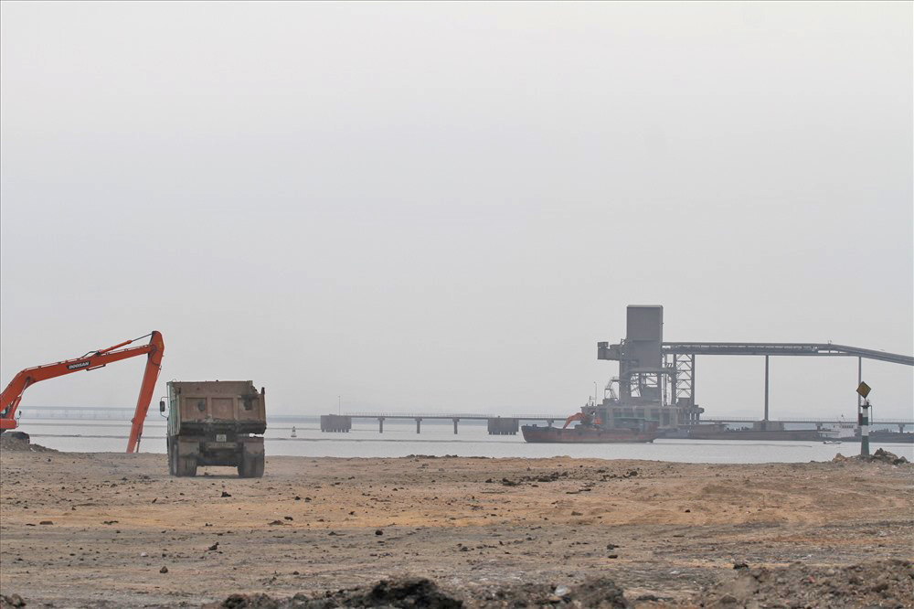 Băng chuyền bốc rót clinker của Nhà máy Xi măng Hạ Long trên sông Cửa Lục. Ảnh: Trần Ngọc Duy