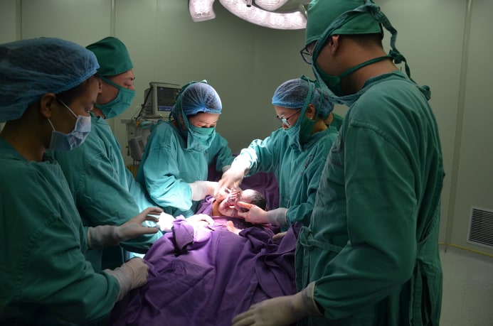 Ca mổ lấy thai nhi tại Bệnh viện sản nhi Quảng Ninh.