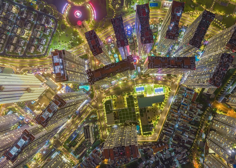 Bức ảnh chụp cảnh những tòa cao ốc và đường phố sáng rực ánh đèn khi về đêm ở TP HCM. Ảnh: Trung Phạm.