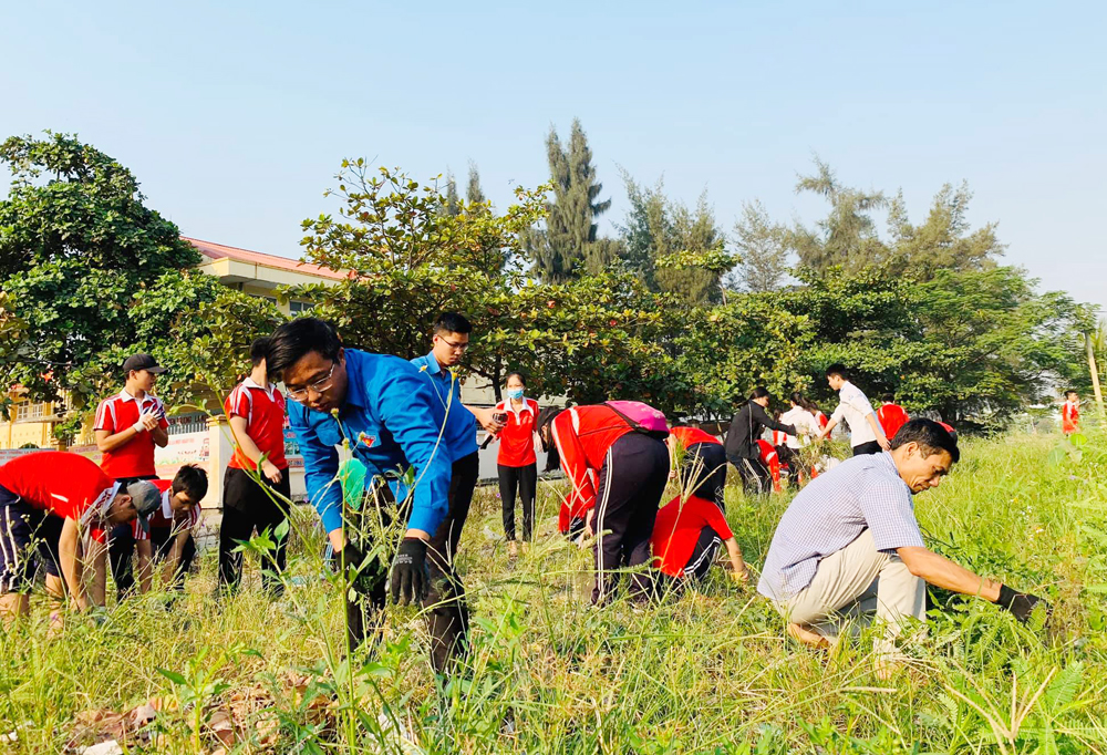 Đoàn viên thanh niên và nhân dân phường Cẩm Sơn (TP Cẩm Phả) ra quân dọn vệ sinh ngày 