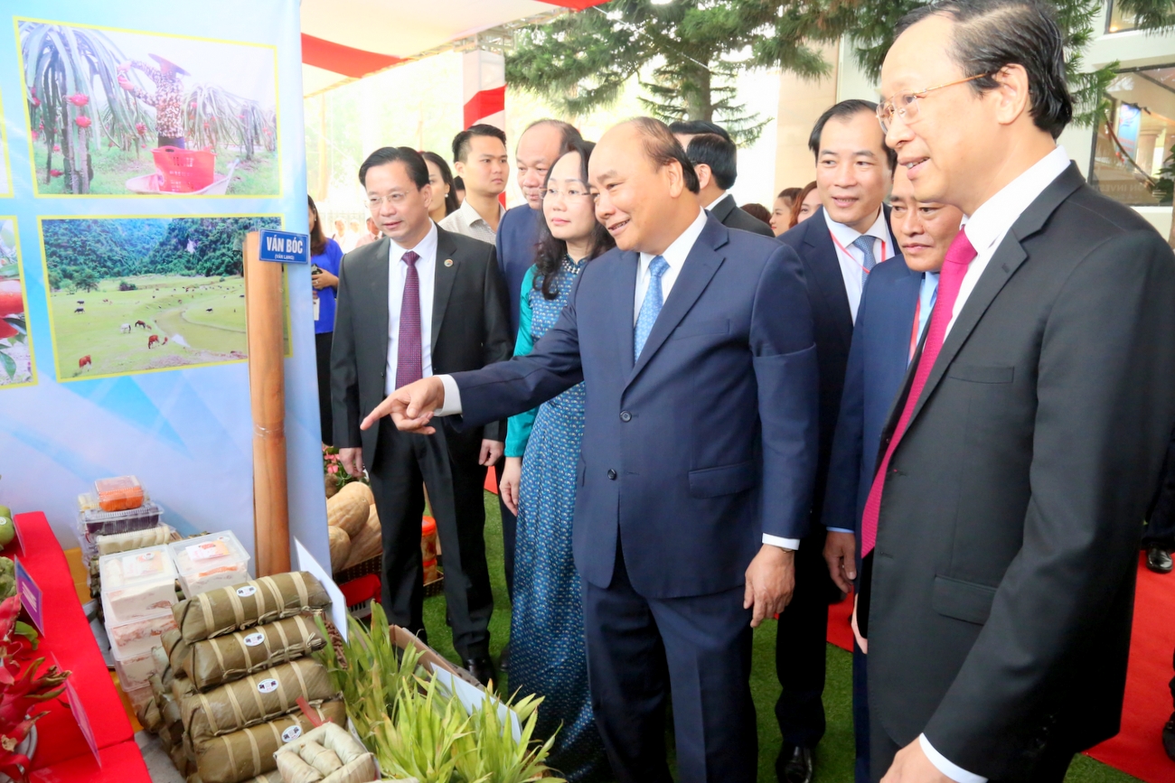 Thủ tướng Chính phủ Nguyễn Xuân Phúc thăm gian hàng của huyện Lộc Bình
