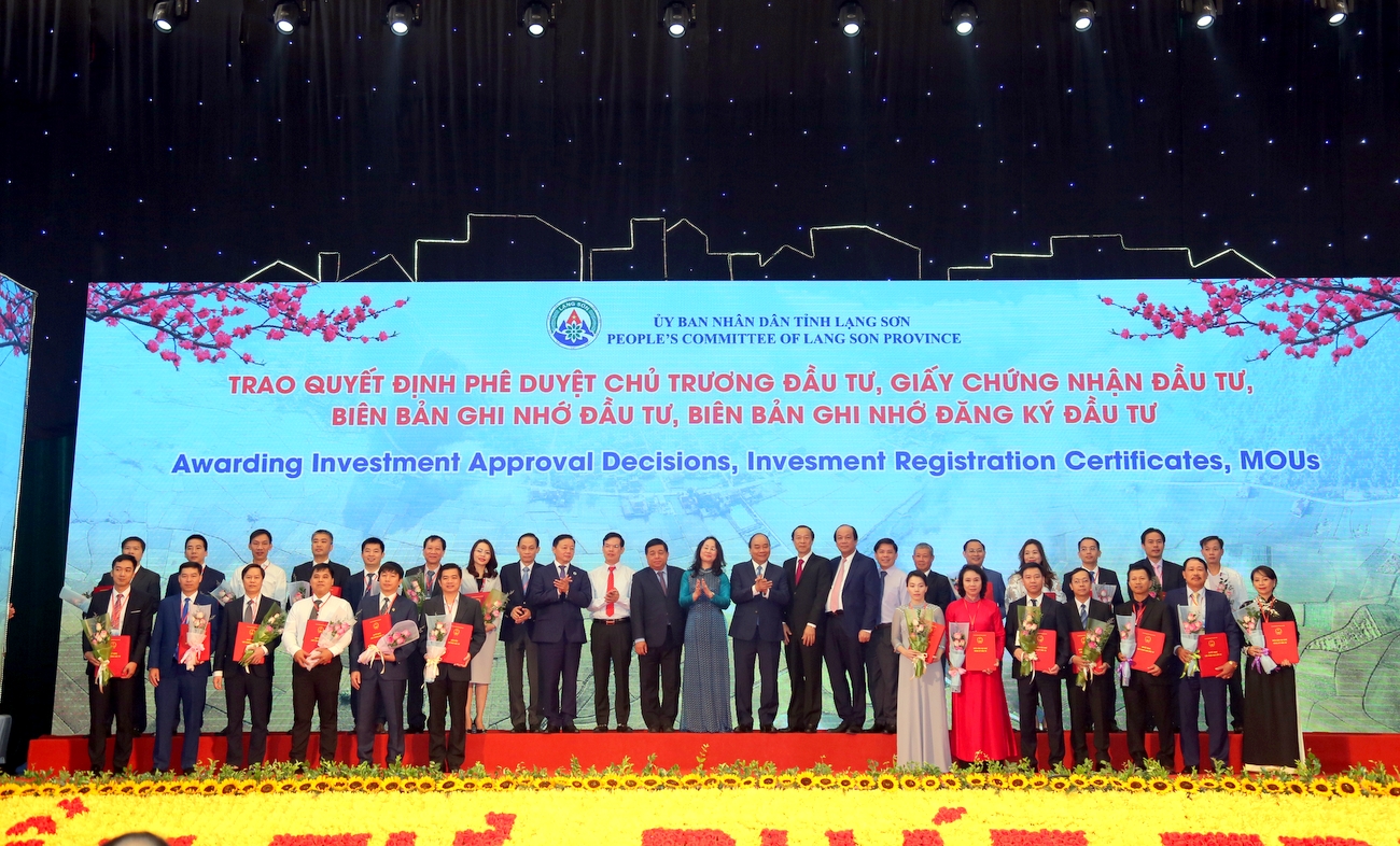 Lãnh đạo tỉnh Lạng Sơn trao quyết định phê duyệt chủ trương đầu tư, giấy chứng nhận đăng ký đầu tư cho 25 nhà đầu tư trong nước