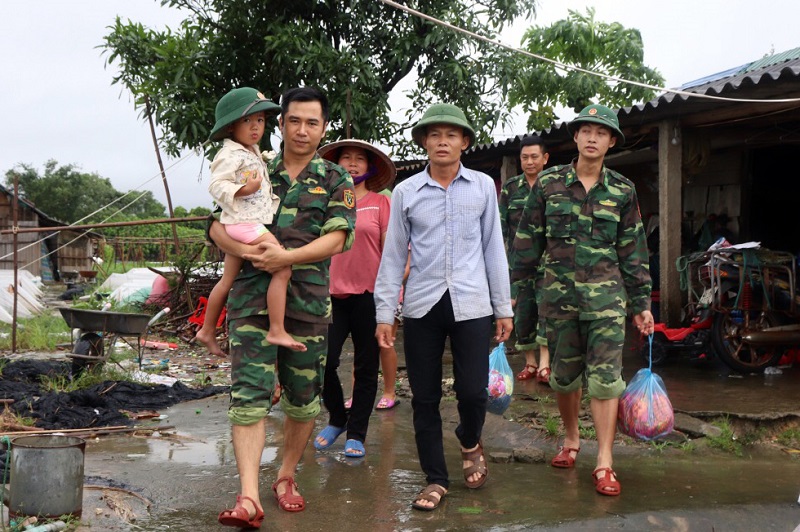 Bộ đội Biên phòng Hải Hòa giúp dân di dời tránh sạt lở mùa mưa bão năm 2019.