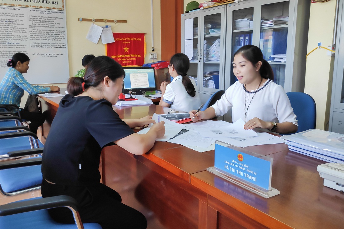 Người dân đến giải quyết thủ tục hành chính tại UBND xã Đại Bình (huyện Đầm Hà). Ảnh: Hoàng Giang.