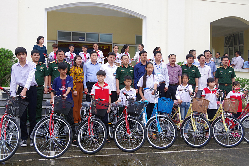 Ban CHQS TP Cẩm Phả hỗ trợ xe đạp cho học sinh vượt khó trên địa bàn xã Cẩm Hải, Cộng Hòa, Dương Huy