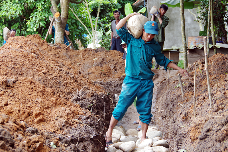 Lực lượng dân quân huyện Bình liêu tham gia hộ trợ ngày công xây dựng nhà cho hộ nghèo tại xã Vô Ngại, huyện Bình Liêu