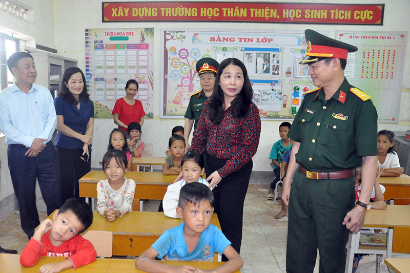 Lãnh đạo Bộ CHQS tỉnh, Tập đoàn Than khoáng sản Việt Nam, Sở giáo dục thăm các cháu học sinh tại điểm trường Thôn Làng Han (Ba Chẽ).