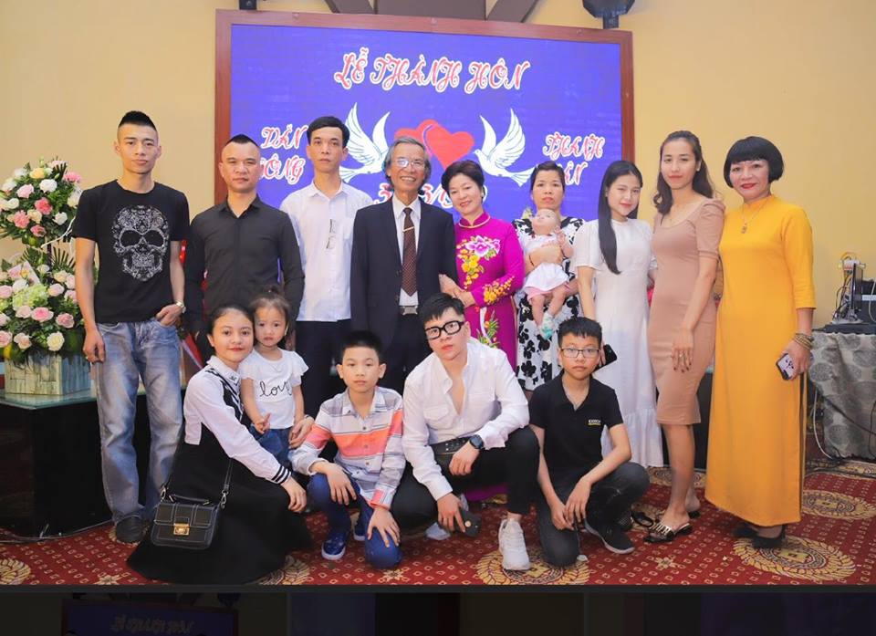 Gia đình nghệ sĩ Văn Sông- Thanh Vân trong lễ kỷ niệm 50 năm ngày cưới.