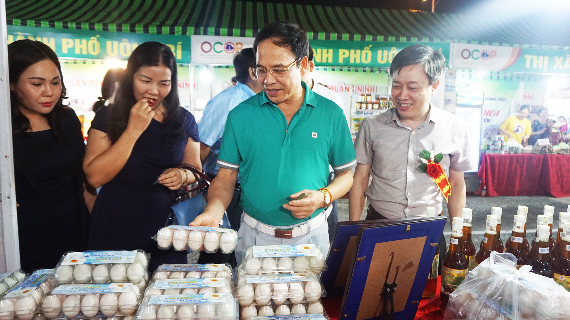 Nhiều sản phẩm nông sản của tỉnh được bày bán tại Hội chợ, tuần Xúc tiến thương mại trên địa bàn tỉnh (sản phẩm trứng vịt Đồng Rui).