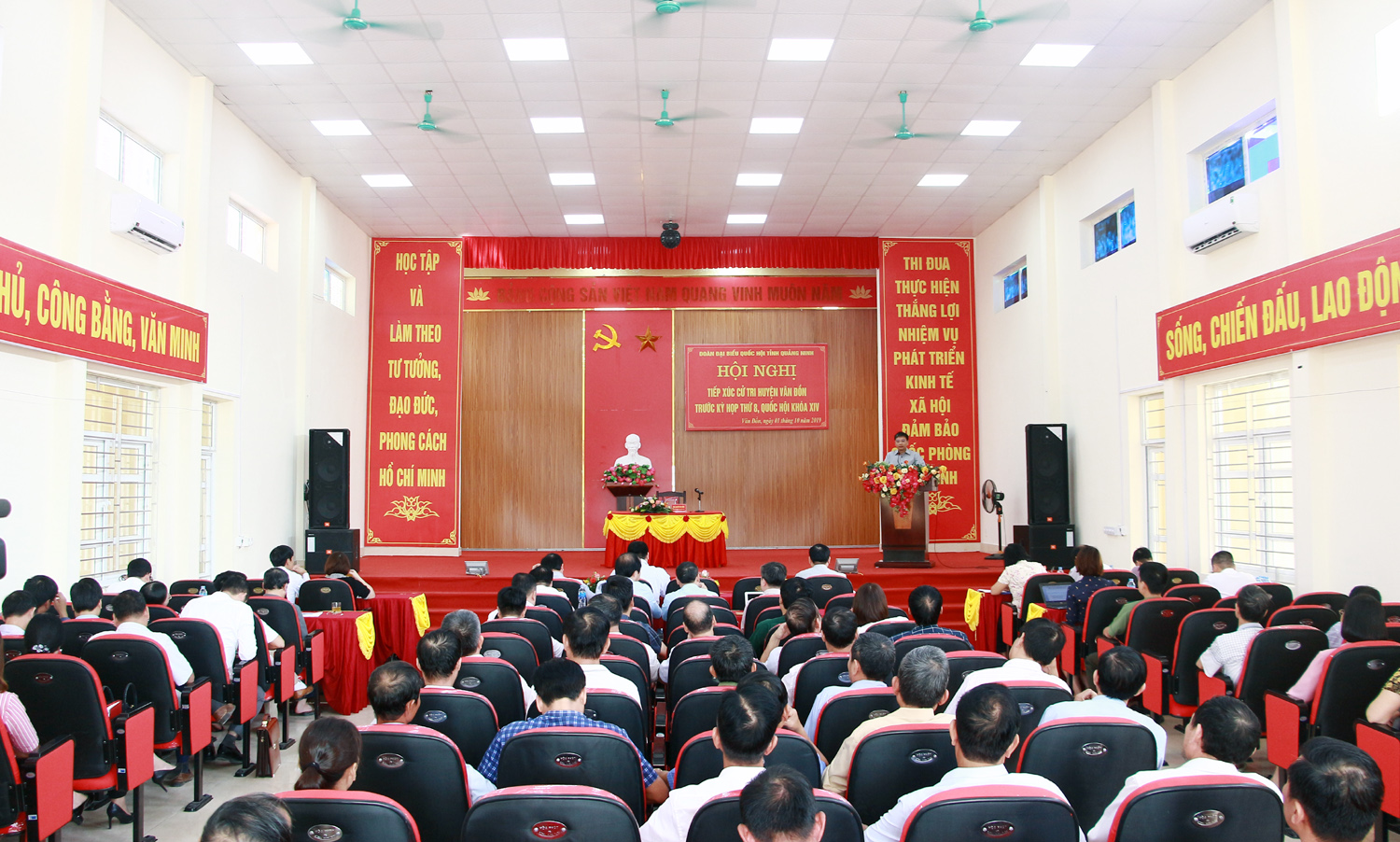 Quang cảnh hội nghị tiếp xúc cử tri huyện Vân Đồn