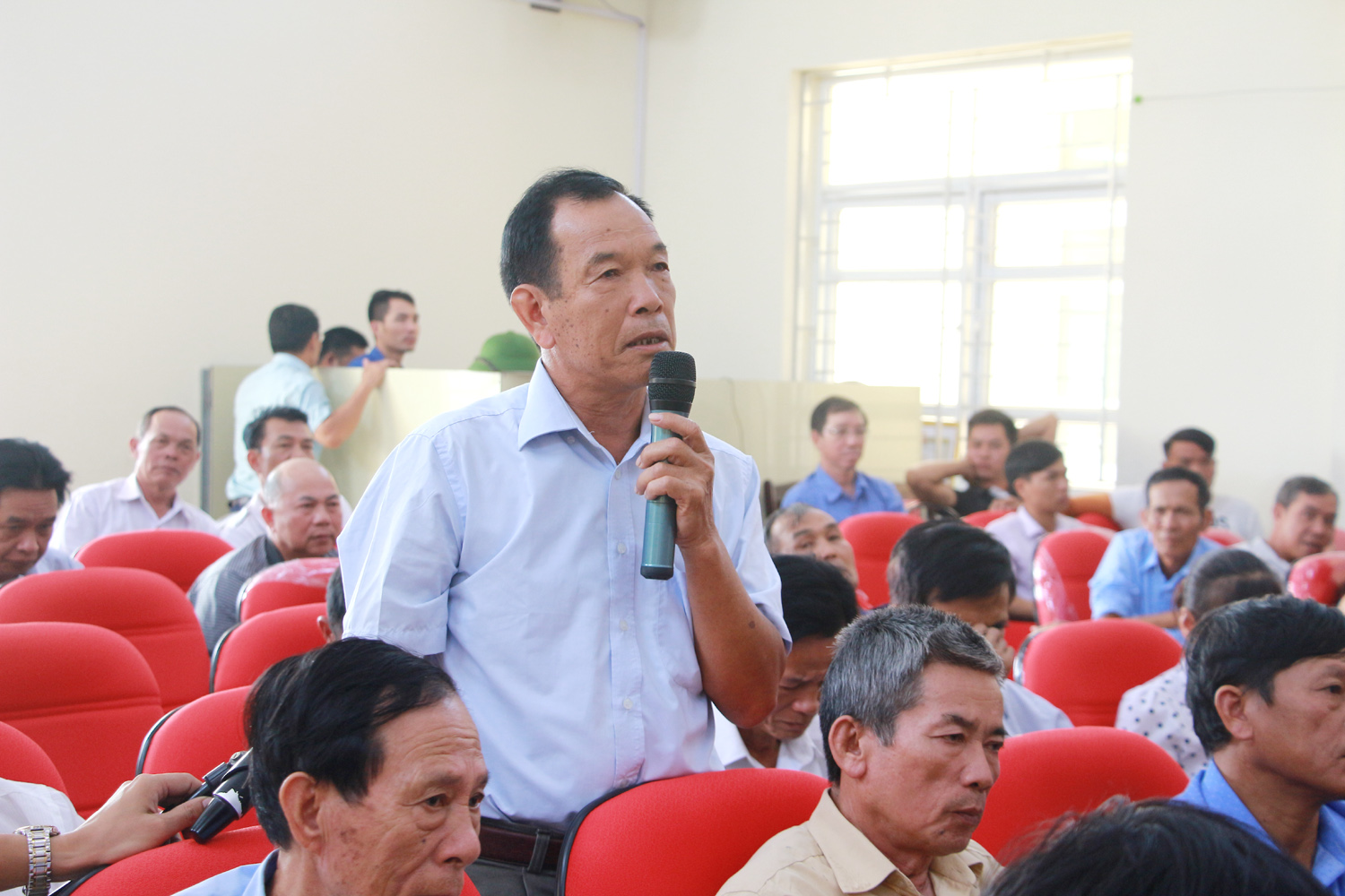 Cử tri huyện Vân Đồn trình bày ý kiến, nguyện vọng đến đại biểu Quốc hội.