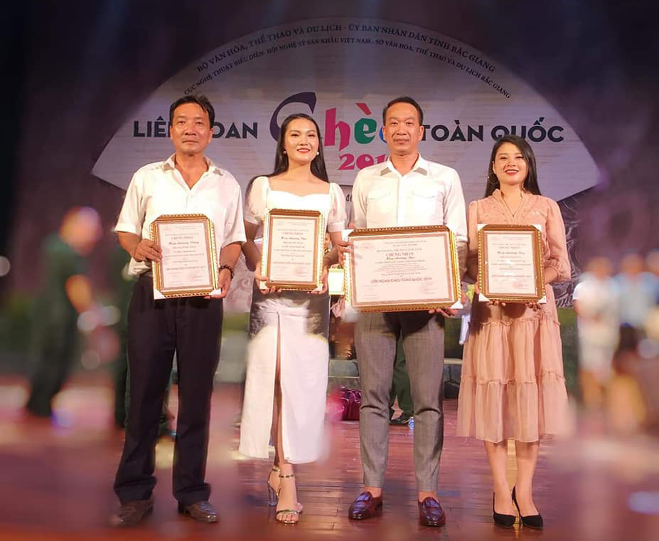 Đoàn Nghệ thuật Quảng Ninh nhận nhiều huy chương, bằng khen cho vở diễn và cá nhân.