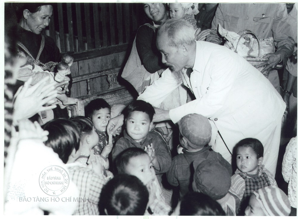 hủ tịch Hồ Chí Minh thăm nhà trẻ, chia kẹo cho thiếu nhi là con của công nhân Xí nghiệp gốm Dụ Phong và HTX Nông nghiệp Soáy Nguồn, thị xã Móng Cái, ngày 19/2/1960
