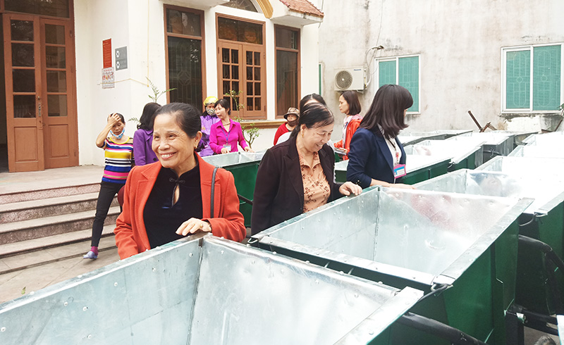 Đại diện các khu dân cư phường Thanh Sơn phấn khởi nhận xe đẩy rác để phân loại rác thải 