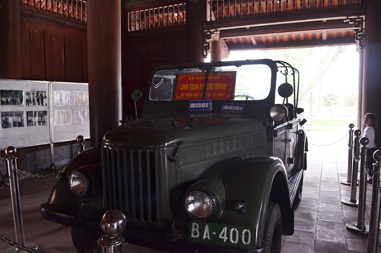 Chiếc xe từng đưa Bác Hồ về thăm quê đang được trưng bày tại khu di tích.