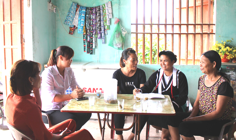 Dín Thị Lan (thứ 2 từ bên phải) trong một buổi đi tuyên truyền vận động bà con xây dựng đời sống văn hóa ở Mào Liểng