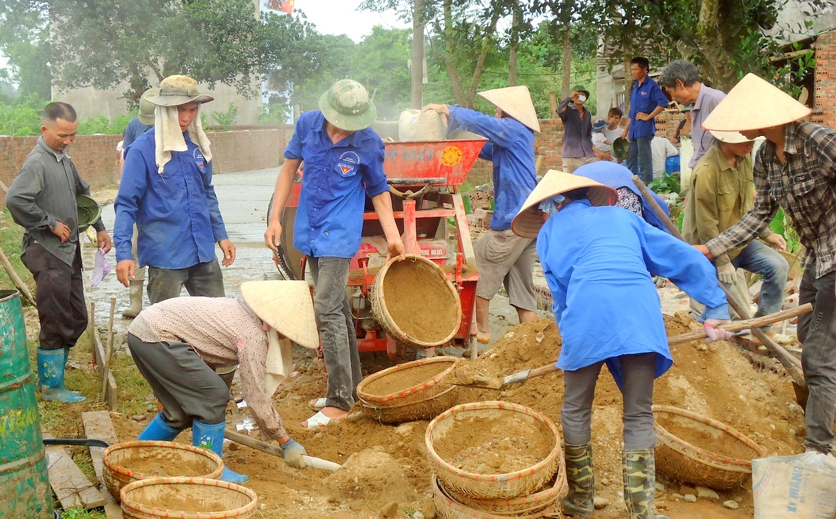 ĐVTN huyện Bình Liêu cùng người dân xã Vô Ngại tham gia làm đường bê tông liên thôn trên địa bàn xã.