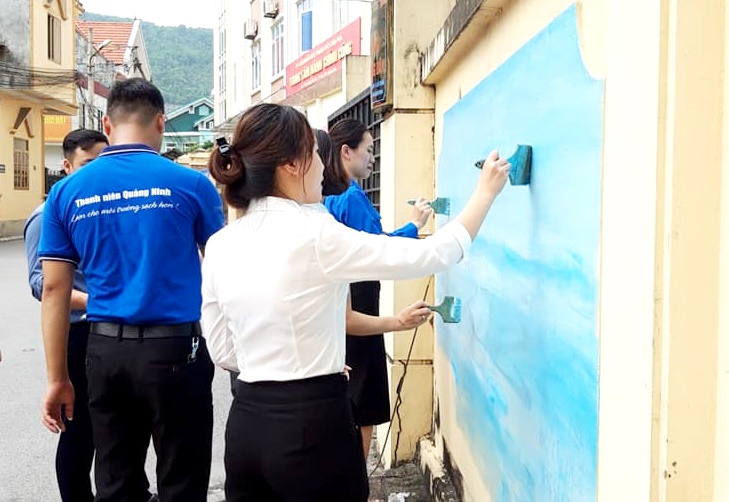 Thanh niên Cẩm Phả vẽ tranh tường tạo mỹ quan đô thị