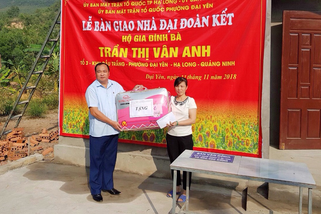 MTTQ phường Đại Yên (TP Hạ Long) hỗ trợ xây nhà mới, tặng đồ dùng sinh hoạt cho hộ nghèo tại địa phương nhân đợt cao điểm Tháng hành động Vì người nghèo năm 2018.