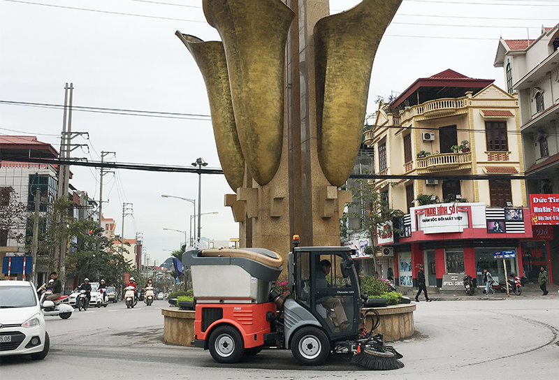 Xe chuyên dùng vệ sinh dọc tuyến đường Trần Phú.