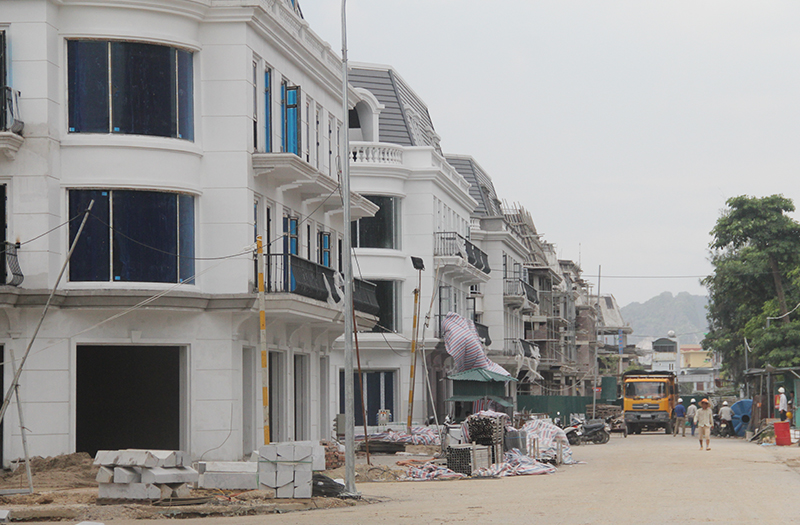 Dự án Vincom shophouse Cẩm Phả (phường Cẩm Bình) đang được gấp rút hoàn thiện.