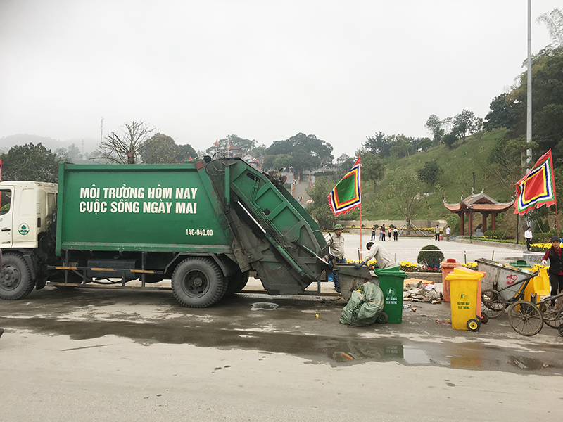 Công ty CP Môi trường Tuấn Đạt bố trí lực lượng thu gom rác thải tại khu vực đền Cửa Ông.