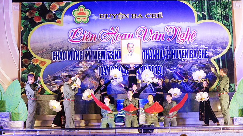 Tiết mục hợp ca mở đầu cho đêm liên hoan văn nghệ chào mừng Ngày Thành lập huyện Ba Chẽ.