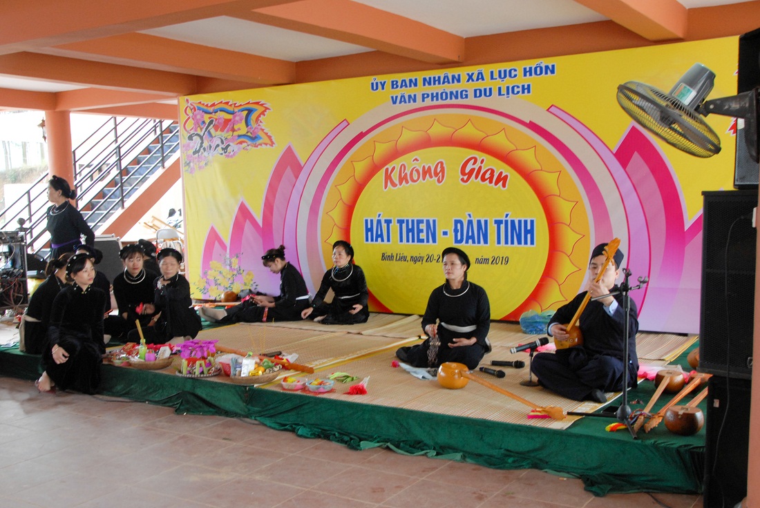 CLB Hát then - Đàn tính xã Lục Hồn (huyện Bình Liêu) tham gia biểu diễn tại hội đình Lục Nà năm 2019. Ảnh: Hoàng Giang