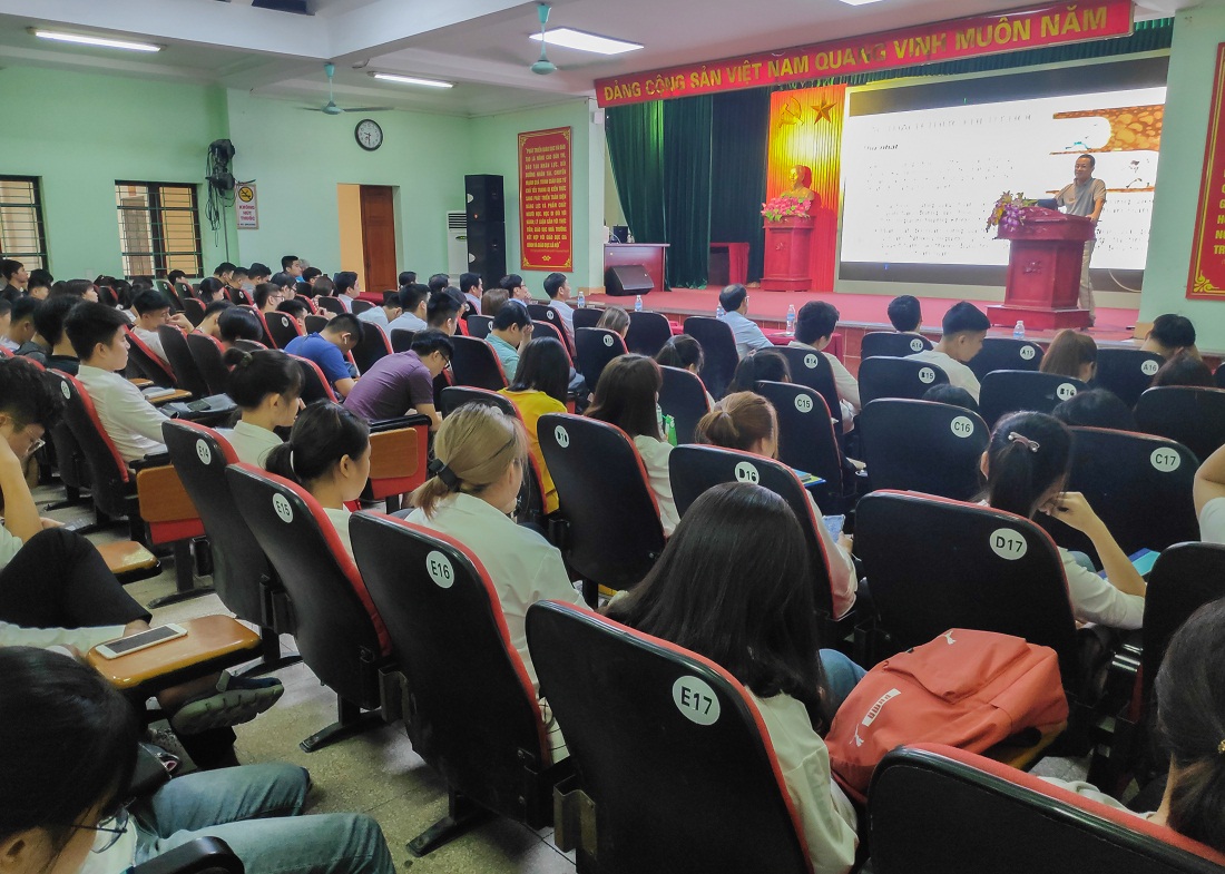 Sinh viên Trường Đại học Công nghiệp Quảng Ninh (TX Đông Triều) lắng nghe tham luận về giải pháp tự học hiệu quả, góp phần nâng cao chất lượng dạy và học.
