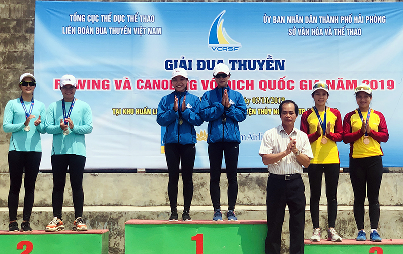 VĐV Lường Thị Dung- Đinh Thị Trang (QN ) nhận HCV thuyền K2