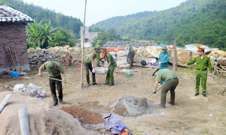 ĩ Công an huyện Bình Liêu giúp gia đình anh Chìu Quay Thím, thôn Kéo Chản, xã Đồng Tâm, xây nhà.