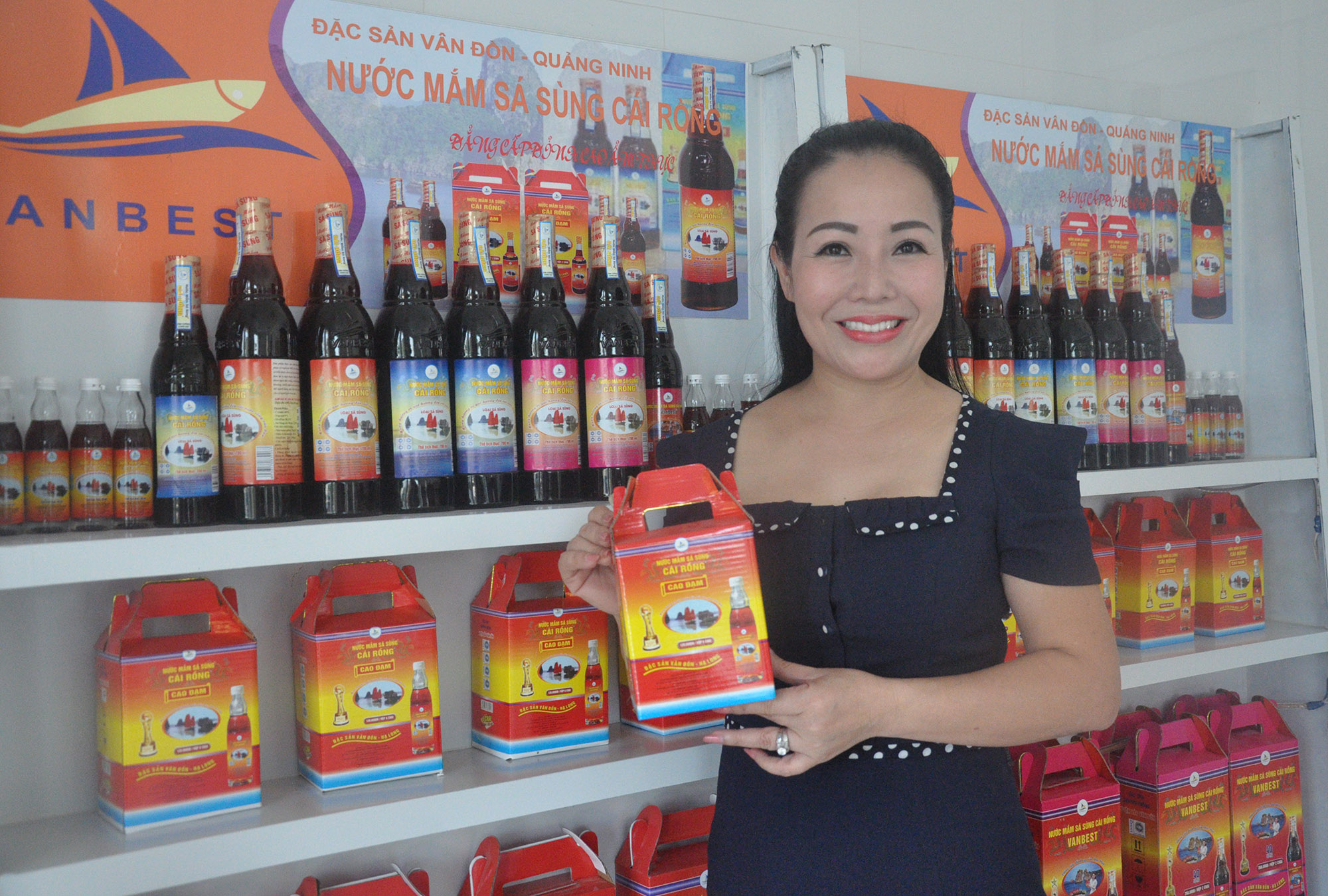Nữ doanh nhân Cao Hồng Vân đã đưa nước mắm sá sùng Vân Đồn bày bán trong hệ thống Vinmax toàn quốc.