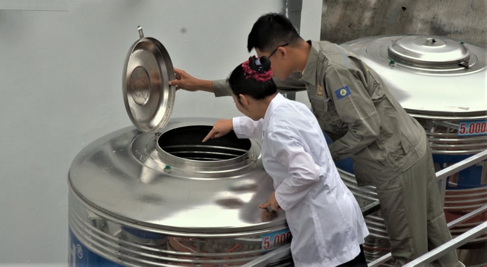 Doanh nhân Cao Hồng Vân hướng dẫn quy trình sản xuất cho công nhân.