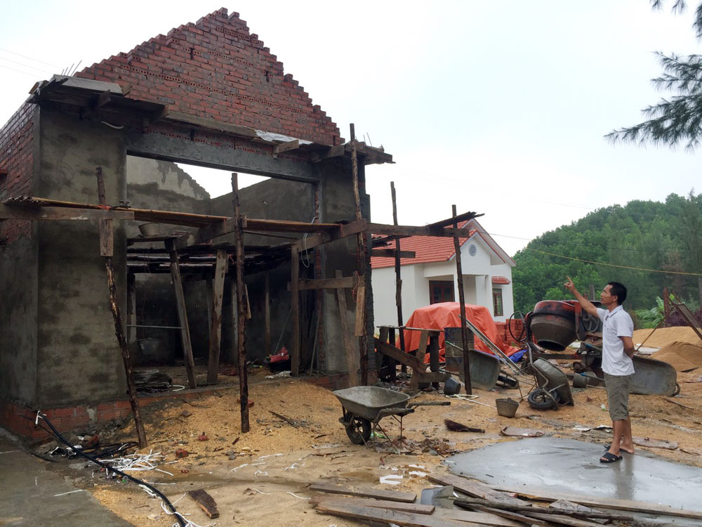 Ngôi nhà anh Hoàng Văn Tưởng, thôn Vạn Cả bị đình chỉ thi công do đang nằm trong vùng quy hoạch dự án.
