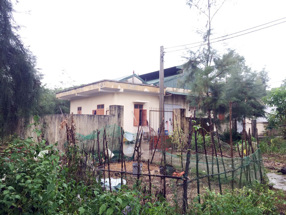 Hơn 2 năm nay, 4 người trong gia đình anh Phạm Văn Thành, thôn Vạn Cả phải ở nhờ trạm điện, nước của xã Cái Chiên do không có nhà ở.