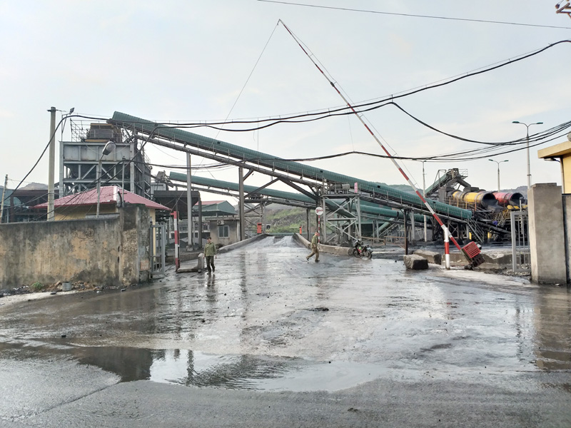Khu vực chế biến than của Công ty Than Quang Hanh – TKV thường xuyên được phun nước dập bụi