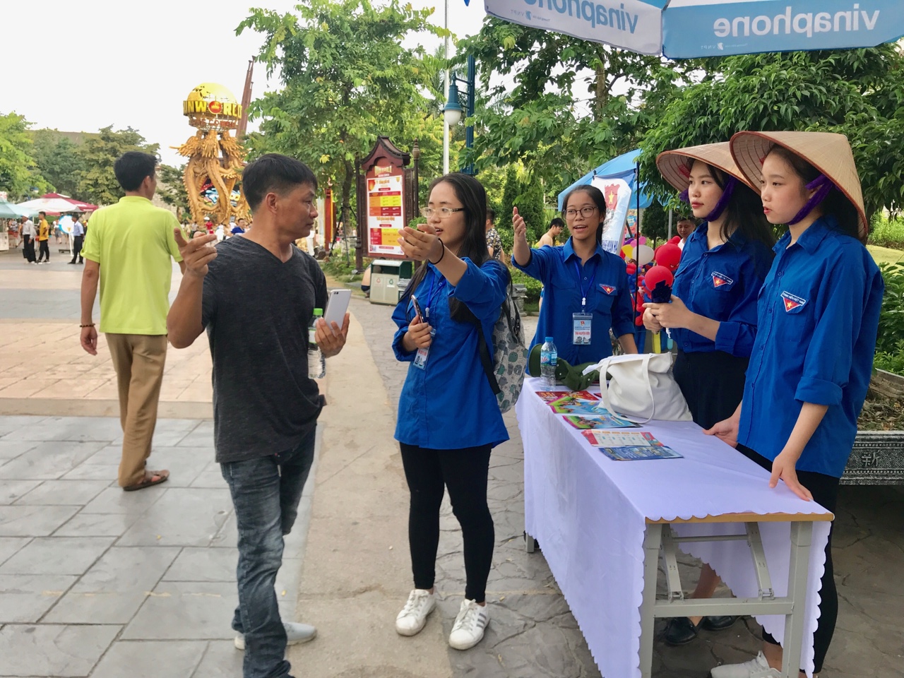 Đoàn viên thanh niên của CLB hỗ trợ thông tin du lịch thuộc Đoàn khối các cơ quan tỉnh tình nguyện hướng dẫn, giải đáp thắc mắc khách du lịch tại Công viên Sun World.