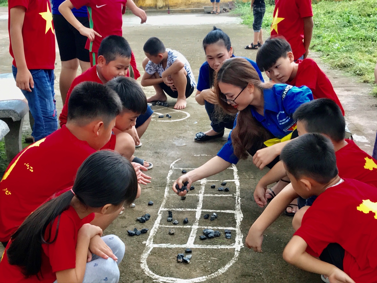 Huyện Đoàn Tiên Yên tổ chức các trò chơi dân gian cho các em thiếu niên, nhi đồng xã Đông Hải, huyện Tiên Yên.