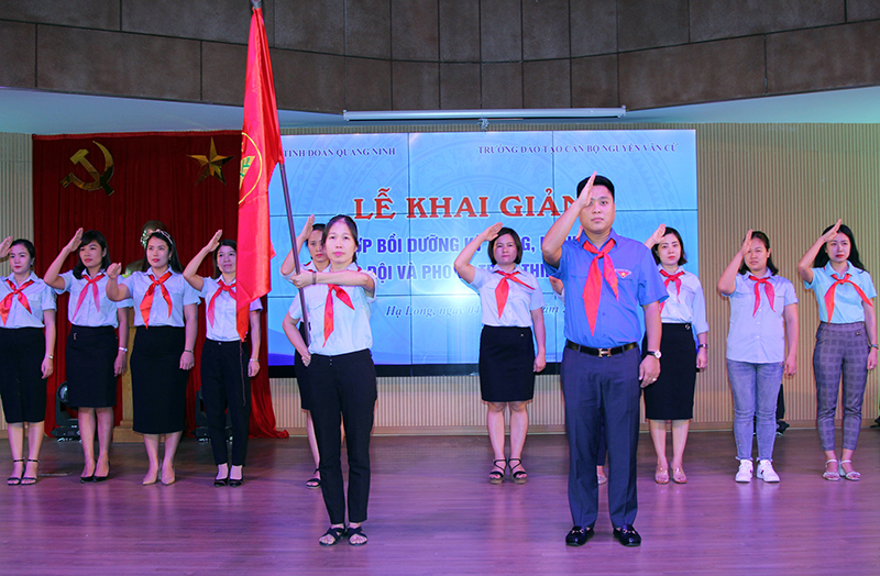 Đồng chí Phạm Hồng Thái, Phó Bí thư Tỉnh đoàn trao cờ cho Ban Chỉ huy Liên đội tạm thời lớp học.