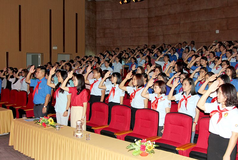 Đại biểu cùng 190 học viên tham gia nghi thức chào cờ