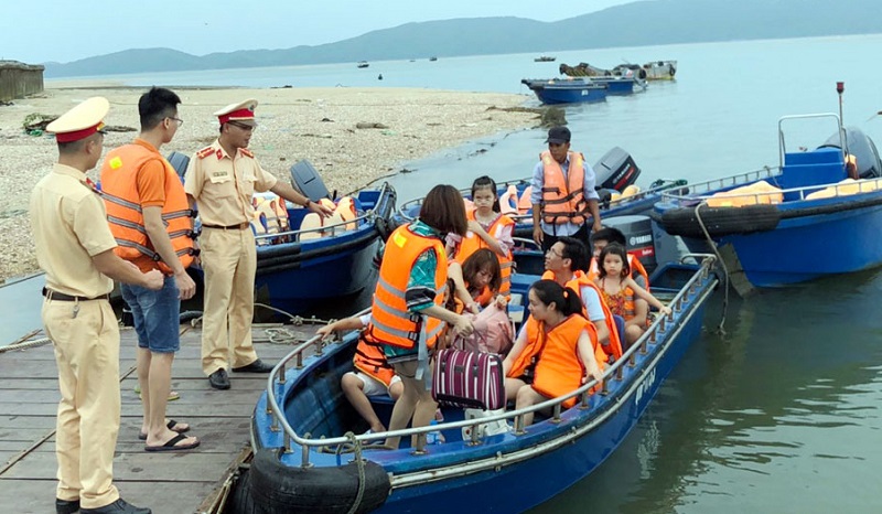 Công an TP Móng Cái tuyên truyền, hướng dẫn người tham gia giao thông thủy trên địa bàn phải mặc áo phao.