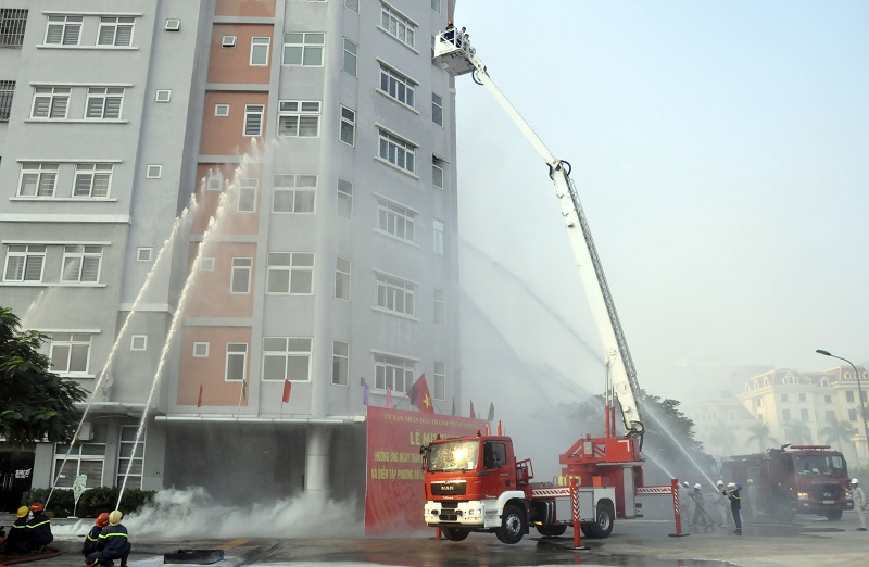 Diễn tập phương án chữa cháy cứu nạn cứu hộ tại chung cư Cẩm Bình với nhiều lực lượng tham gia.