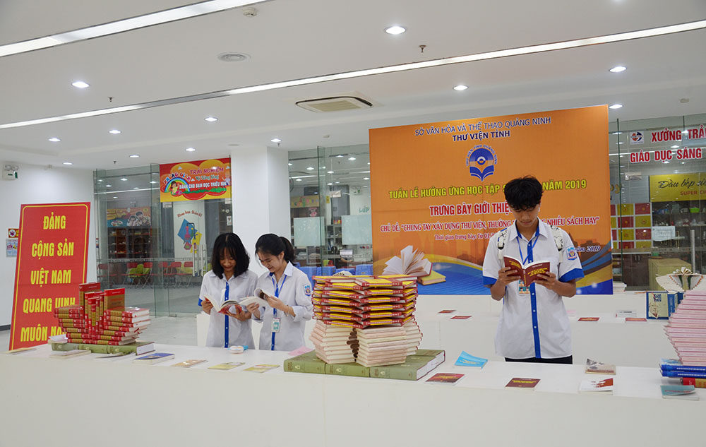 Học sinh Trường THPT Hòn Gai tham gia Triển lãm tại Thư viện tỉnh.