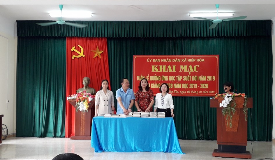 Các đại biểu giới thiệu sách phục vụ nhu cầu học tập tại Trung tâm Học tập cộng đồng xã Hiệp Hòa, TX Quảng Yên.