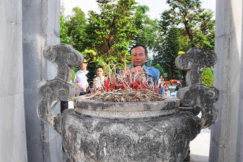 Các đại biểu dâng hương tưởng niệm Khu Tưởng niệm các anh hùng liệt sĩ Pò Hèn (xã Hải Sơn, TP Móng Cái).